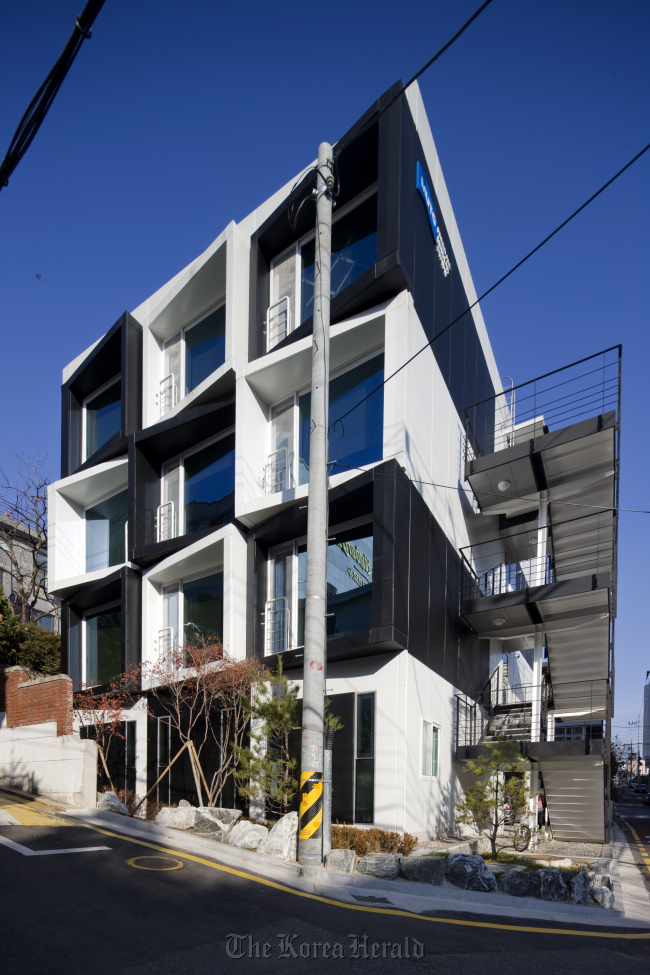 Muto, a steel-based modular house built in Cheongdam-dong, southern Seoul.   POSCO A&C