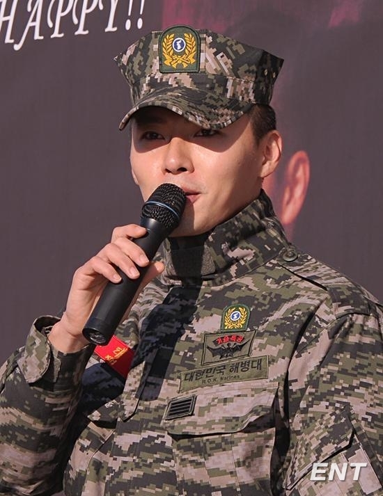 현빈(김태평/배우)
배우 현빈이 브라운관에 앞서 스크린을 통해 복귀할 예정이다. 현빈의 소속사 오앤엔터테인먼트 관계자는 2월 18일 “드라마 복귀보다는 영화로 먼저 인사를 드릴 것 같다”고 밝혔다. 이 관계자는 “현재 여러 작품의 출연 제안이 들어왔고, 신중히 검토 중이다”라면서 “아마 올해 중으로 영화를 통해 인사를 드릴 수 있을 것 같다”고 전했다.