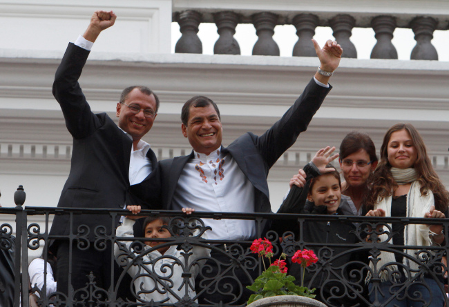 Ecuador’s President and candidate for reelection Rafael Correa (top right) and vice presidential candidate Jorge Glass (top left), accompanied by relatives, celebrate after presidential elections in Quito on Sunday.   AP-Yonhap News
