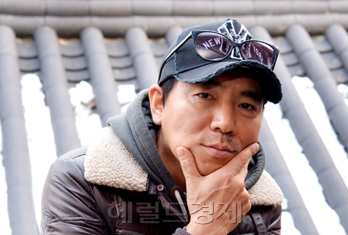 김지운(영화감독)
“미국에서 한국으로 박찬욱 감독을 떠나보내며 와락 껴안았다니까요. 저는 촬영이 한 달이나 남았었습니다.”
일주일에 한 번씩이나마 한국어로 이야기보따리를 풀며 낯선 타지에서의 고민과 영화 수다를 떨던 동료를 떠나보내고 ‘전쟁터’ 같은 할리우드에 혼자 남겨진 기분은 어땠을까? 생전 없던 포옹을 다했으니 말이다.