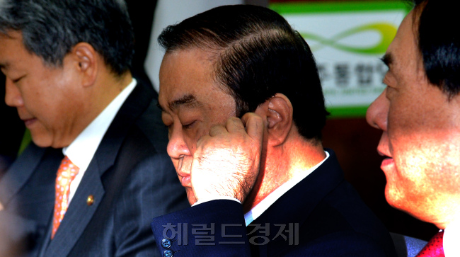 민주통합당 문희상 비상대책위원장이 18일 오전 서울 영등포구 중앙당사 회의실에서 열린 비대위원-시도당위원장 연석회의에서 박근혜 대통령 당선인이 정부조직법 개정안이 국회에서 통과되기 전에 미래창조과학부 등 11개 부처 장관 내정자를 발표한 데 대해 "국회 입법권을 철저히 침해하고 민심을 무시한 폭거가 아닐 수 없다"고 비판하고 있다. 박현구 기자phko@