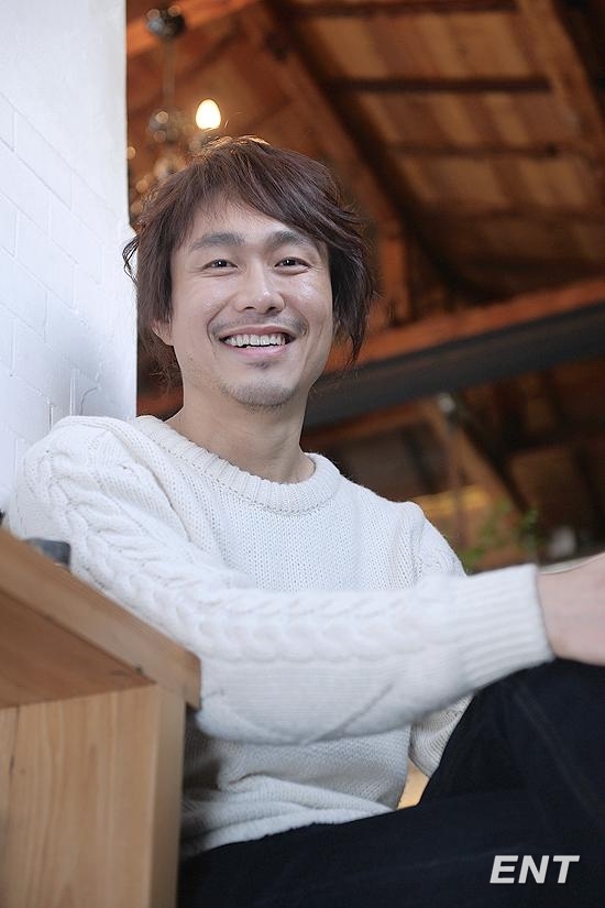 오정세(배우)
조각처럼 잘생긴 미남형 배우는 아니지만 연기력만큼은 어느 누구에게도 뒤지지 않는 배우 오정세. 그의 흠 잡을 데 없는 실력은 영화 ‘남자사용설명서’(감독 이원석)를 통해 고스란히...이다. 오정세는 “그들이 안해서 참 다행이라고 생각한다”며 털털하게 웃어 보였다.