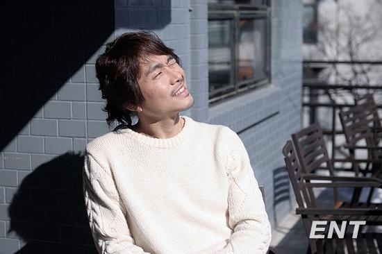 오정세(배우)
조각처럼 잘생긴 미남형 배우는 아니지만 연기력만큼은 어느 누구에게도 뒤지지 않는 배우 오정세. 그의 흠 잡을 데 없는 실력은 영화 ‘남자사용설명서’(감독 이원석)를 통해 고스란히...이다. 오정세는 “그들이 안해서 참 다행이라고 생각한다”며 털털하게 웃어 보였다.