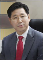 윤종수(정무직공무원)
윤종수( 사진 ) 환경부 차관은 18일부터 22일까지 케냐 나이로비 유엔환경계획(UNEP) 본부에서 개최되는 ‘제27차 UNEP 집행이사회 및 세계환경장관포럼’에 참가한다. 윤