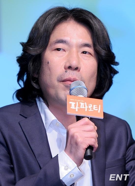 오달수(배우)
배우 오달수가 ‘생명의 은인’ 한석규에게 감사의 인사를 전했다.
오달수는 2월 18일 오전 서울시 마포구 서교동 인터파크 아트센터에서 열린 영화 ‘파파로티’(감독 윤종찬) 제작발표회에 참석해 “이제와서 말하지만 나에게 한석규(선배)란 생명의 은인이다”고 밝혔다.
