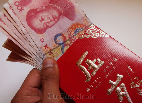 Parents are under pressure to give more lucky money to their children during Spring Festival, and face the challenge of teaching them about financial management.   China Daily