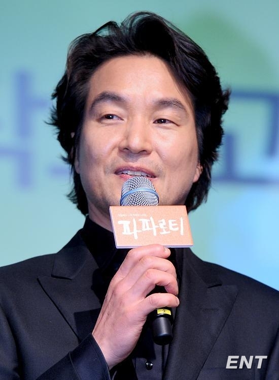 한석규(배우)
영화 ‘파파로티’(감독 윤종찬) 흥행 공약으로 ‘677 프로젝트’를 내세웠다.
한석규는 2월 18일 오전 서울시 마포구 서교동 인터파크 아트센터에서 열린 ‘파파로티’ 제작발표회에 참석해 “‘파파로티’가 내가 출연했던 ‘베를린’과 ‘7번방의 선물’이 기록한 성적의 절반씩 더하기만 한다면 ‘677 프로젝트’를 찍겠다”고 전했다