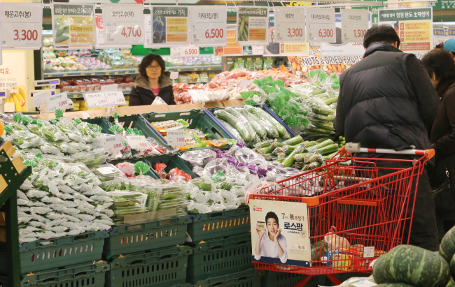 Shoppers pick up groceries at a supermarket in Seoul.   Yonhap News