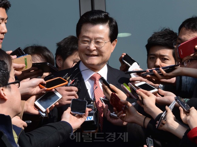허태열 청와대 비서실장 내정자가 18일 오전 서울 종로구 삼청동 대통령직인수위원회에서  취재진의 질문공세를 받고 있다./박해묵 기자 mook@ 2013.02.18