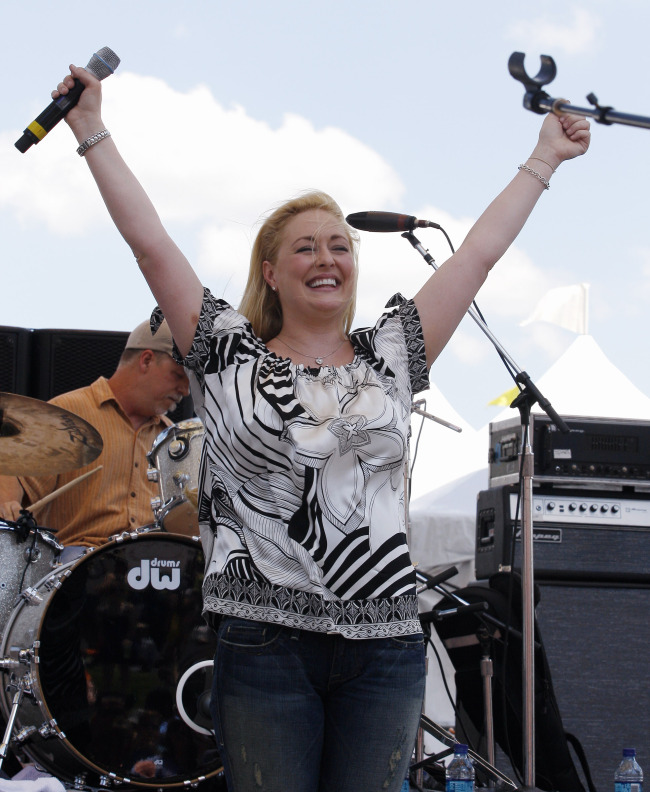In this June 5, 2008 file photo, country music artist Mindy McCready performs at the CMA Music Festival in Nashville, Tennessee. (AP-Yonhap News)