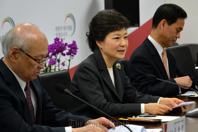 President-elect Park Geun-hye speaks at a transition team meeting in Seoul on Monday.   Park Hae-mook/The Korea Herald