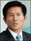 박문수(도지사)
경기도는 현행 무한돌봄센터의 복지사각지대 발굴 기능을 강화하기 위해 오는 25일부터 ‘찾아가는 무한돌봄센터’를 상시 운영한다고 밝혔다. 그 동안 정부 복지제도의 혜택을 받지 못...하는 것으로써 이를 통해 복지안전망이 한 단계 업그레이드 될 것으로 기대된다.