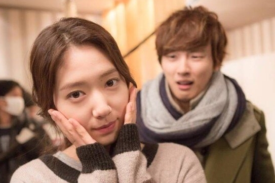 박신혜(앞쪽/배우),윤시윤(윤동구/배우)
배우 윤시윤이 반전 표정을 선보였다. 지난 16일 tvN 드라마 ‘이웃집 꽃미남’ 공식 트위터에는 윤시윤과 박신혜의 촬영장 비하인드 컷이 공개됐다. 공개된 사...표정을 짓고 있다. 특히 그는 표정만으로도 무슨 생각을 하는지 알 수 있을 만큼 리얼한 표정을 짓고 있다.