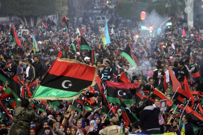 People gather to enjoy the fireworks during a celebration for the second anniversary of the Libyan uprising at the Martyrs’ Square in Tripoli on Sunday.   Xinhua-Yonhap News