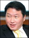 최태원(기업인/SK그룹회장)
구속 수감중인 최태원<사진> SK㈜ 회장이 SK그룹 고객과 국민에게 송구스럽다는 입장을 밝혔다.
18일 SK에 따르면 최 회장은 최근 변호인을 통해 임직원들에게 “SK를 사랑하는 고객과 국민께 송구스러운 마음”이라면서 “이유 여하를 떠나 이러한 상황이 벌어지게 된 것은 제 부덕의 소치라고 생각한다”고 말했다