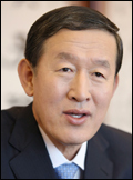 허창수(기업인/GS회장)
허창수 전국경제인연합회 회장이 연임한다. 부회장에는 이승철 전경련 전무가 선임된다. 전경련은 이달 임기 만료인 허창수 회장이 차기 회장에 연임을 수락했다고 18일 밝혔다