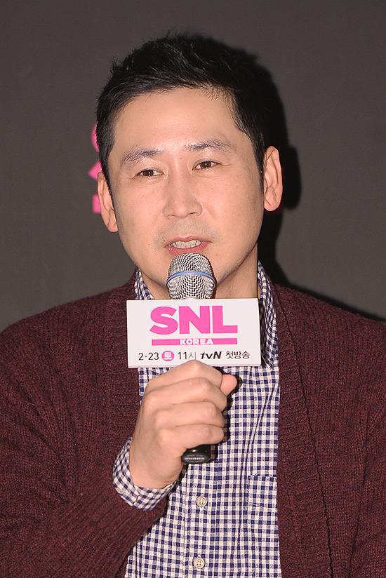 신동엽(방송인/MC)
MC 신동엽이 ‘SNL 코리아 시즌4’에 출연하면서 느낀 고충을 토로했다.
신동엽은 2월 18일 오후 4시 30분 서울 상암동 CJ E&M 센터 1층 미디어홀 tvN ‘SNL 코리아’제작발표회에 참석해 “예전부터 콩트를 좋아했고 사람들을 재밌게 하는 작업을 좋아했다.