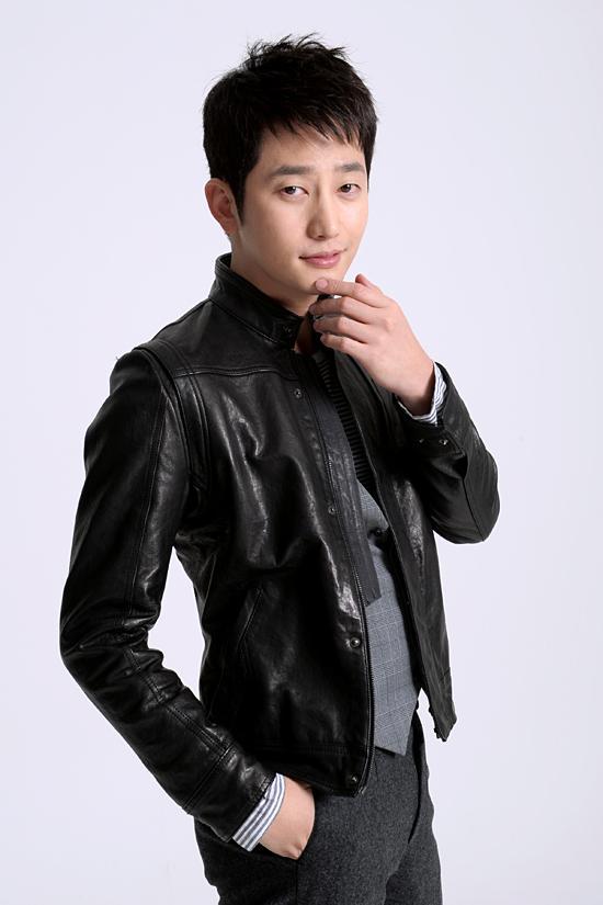 박시후(박평호/배우)
배우 박시후가 강간 등의 혐의(성폭력범죄의 처벌 및 피해자 보호 등에 관한 법률 위반)로 피소됐다.
박시후 측 관계자는 18일 본지와의 전화통화에서 “현재 사실 관계를 확인 중으로 접촉을 시도하고 있다”면서 “자세한 근황과 상황은 알지 못한다”고 말을 아꼈다. 현재 박시후는 소속사 이야기엔터테인먼트와 계약이 만료된 상태다.