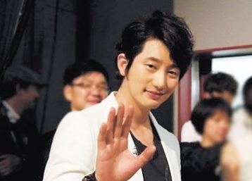 박시후(박평호/배우)
Park Si-hoo, a well-known Hallyu star, has been accused of allegedly raping a 22-year-old woman, Yonhap News reported late Monday, citing a police official.
According to the Seoul Seobu Police Station, the woman, who is reported to be an aspiring actress, formally lodged a complaint with the police last Friday, reportedly accusing Park of sexually assaulting her on the same day when they were having a drink together.