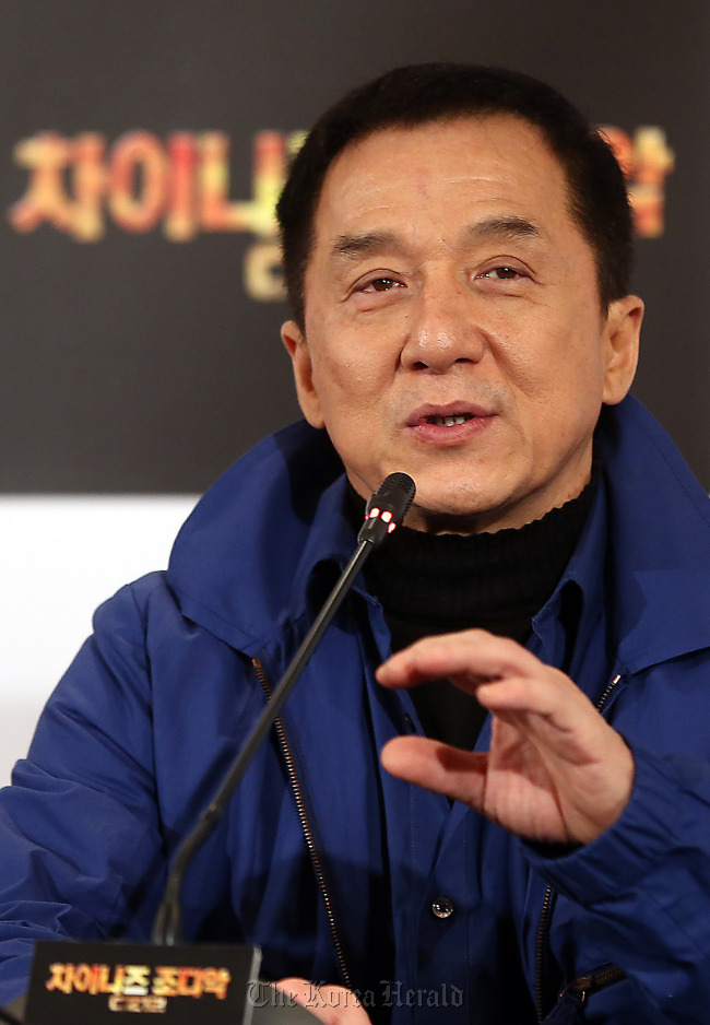 성룡 (Jackie Chan/영화배우)
Hong Kong actor Jackie Chan speaks during a press conference in Seoul, Monday.  Yonhap News
Most filmgoers in the world would agree that Hong Kong actor Jackie Chan is multi-talented. He knows how to sing, direct and write film scripts on top of being a stunt performer.
His latest film, “Chinese Zodiac,” will convince anyone with doubts about Chan’s abilities. It’s an action film about looted Chinese artifacts, written, co-produced, directed by and starring Chan, which has grossed over $135 million at the Chinese box office since last year.