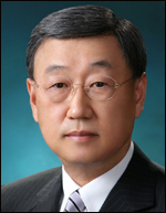 박용현(기업인)
한국산업기술진흥협회는 제14대 회장에 박용현(두산건설 회장ㆍ 사진 ) 현 회장을 선임했다. 19일 산기협에 따르면 박 회장은 지난 18일 서울 삼성동 그랜드인터컨티넨탈 호텔에서 개최된 제35차 정기총회에서 회장(임기 3년)으로 재선임됐다. 앞서 ‘산기협 회장추천위원회’는 만장일치로 박 회장을 회장 후보로 총회에 추천했다