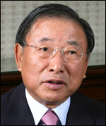 조석래(기업인/효성그룹회장)
이날 총회에서 한일경제협회는 최근의 불확실한 경제상황 및 경기부진에 대처하고 한일관계 발전을 위해 양국 경제계의 대화 채널을 강화해 불편해진 한일관계를 복원하고 두 나라 사이에 사람과 상품ㆍ자본이 자유롭게 넘나드는 ‘하나의 경제권’ 형성을 확대, 심화시켜 나가는데 총력을 기울이기로 했다.