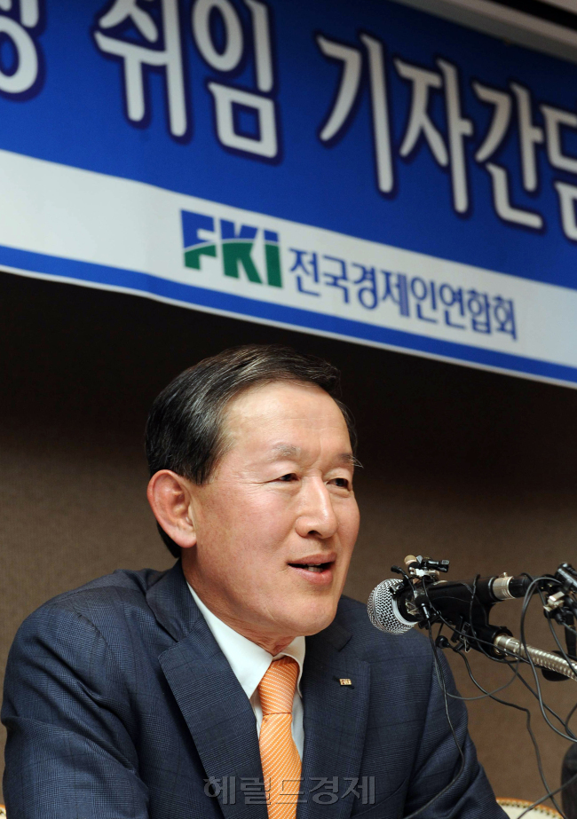 제50회 전경련 정기총회가 24일 더 프라자 호텔에서 열렸다. 이 자리에서 조석래 회장이 물러나고 허창수 GS회장이 신임 전경련 회장으로 선출되었다. 허회장이 기자간담회를 하고 있다./박해묵 기자 MOOK@ 2011.02.24
제50회 전경련 정기총회가 24일 더 프라자 호텔에서 열렸다. 이 자리에서 조석래 회장이 물러나고 허창수 GS회장이 신임 전경련 회장으로 선출되었다. 허회장이 기자간담회를 하고 있다./박해묵 기자 MOOK@ 2011.02.24
제50회 전경련 정기총회가 24일 더 프라자 호텔에서 열렸다. 이 자리에서 조석래 회장이 물러나고 허창수 GS회장이 신임 전경련 회장으로 선출되었다. 허회장이 기자간담회를 하고 있다./박해묵 기자 MOOK@ 2011.02.24