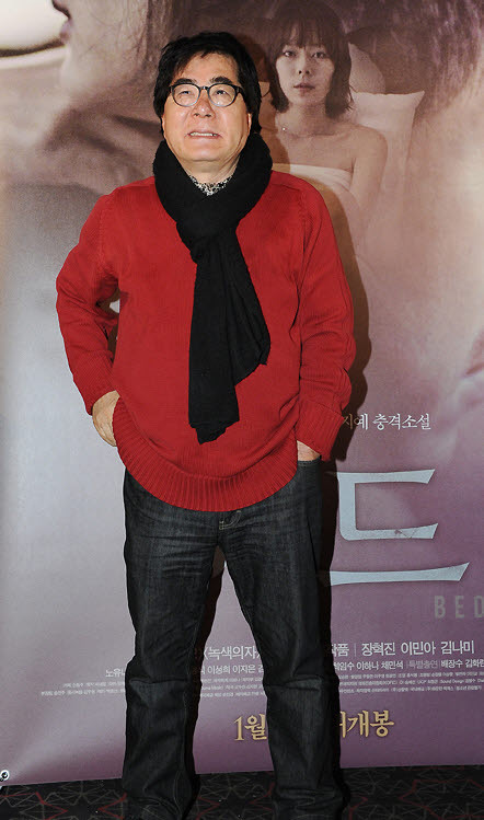 박철수(영화감독)
일 자정께 경기도 용인에서 교통사고로 삶을 마감했다. 향년 65세. 故 박철수 감독은 1948년 11월 경상북도 청도에서 출생, 1979년 ‘밤이면 내리는 비’로 영화계에...장에서 뛰었던 박철수 감독은 1988년 방송국을 그만두고 다시 충무로로 돌아왔다.