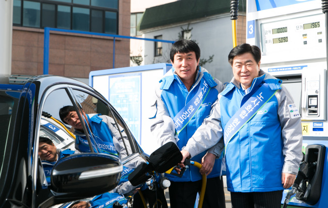 현대오일뱅크의 권오갑 사장(오른쪽)과 김태경 노조위원장이 지난 18일 서울 구로구 현대셀프주유소에서 올 들어 대기업 중 처음으로 임금동결을 선언한 후 주유소 현장근무를 펼치고 있다.  [사진제공=현대오일뱅크]