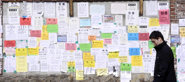 입학시즌이 다가오고 있다. 17일 오후 서울 동작구 흑석동 인근에 하숙과 원룸을 광고하는 전단지들이 빼곡히 붙어있다. 지나가던 하숙집 주인이 요즘 대학 새내기들은 편의시설이 잘 갖춰진 고급형 원룸만 찾는다고 한숨을 쉬며 흑석동 인근 하숙집이 거의 텅텅 빈 상태라고 하소연했다. 박해묵 기자/mook@heraldcorp.com
입학시즌이 다가오고 있다. 17일 오후 서울 동작구 흑석동 인근에 하숙과 원룸을 광고하는 전단지들이 빼곡히 붙어있다. 지나가던 하숙집 주인이 요즘 대학 새내기들은 편의시설이 잘 갖춰진 고급형 원룸만 찾는다고 한숨을 쉬며 흑석동 인근 하숙집이 거의 텅텅 빈 상태라고 하소연했다. 박해묵 기자/mook@heraldcorp.com