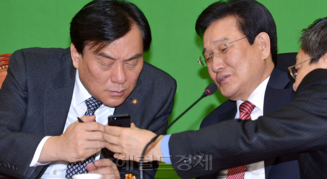 민주통합당 박기춘 원내대표가 19일 국회 원내대표실에서 열린 원내대책회의에서 변재일 정책위의장과 함께 최재천 정책위수석부의장이 보여주는 휴대전화 내용을 살펴보고 있다. 박현구 기자phko@herald.comp.com
민주통합당 박기춘(왼쪽) 원내대표가 19일 국회 원내대표실에서 열린 원내대책회의에서 변재일 정책위의장과 함께 최재천 정책위수석부의장이 보여주는 휴대전화 내용을 살펴보고 있다. 　박현구 기자/phko@herald.comp.com