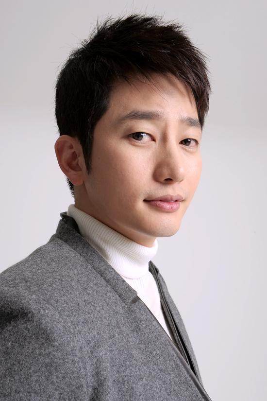 박시후(박우호/배우)
배우 박시후가 성폭행 혐의로 피소된 가운데 네티즌들의 의견이 분분하다. 하지만 박시후 측은 이를 전면 부인하며, 경찰 조사가 끝나지 않은 상황에서 섣부른 판단의 자제를 바랐다.
박시후는 지난 2월 18일 함께 술을 마시던 A양을 추문한 혐의로 고소를 당했다. 피해자는 연예인 지망생으로, 지인의 소개로 박시후와 동석한 것으로 알려졌다.