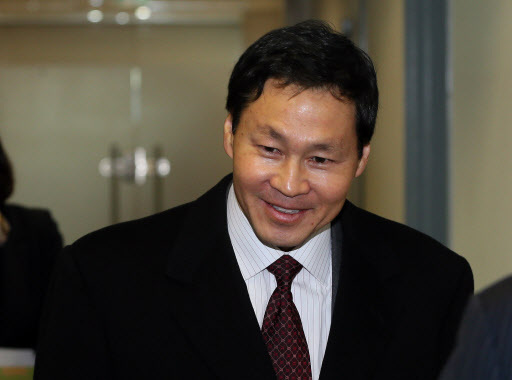 김종훈(기업인)
김종훈<사진> 미래창조과학부 장관 후보자는 인척이 대표로 있는 기업이 장관 내정 사실을 미리 알고 신주를 발행했다는 의혹에 대해 19일 “전혀 관련이 없다”고 부인했다.
김 후보자는 이날 임시 집무실이 있는 서울 세종로 광화문빌딩에서 기자들과 만나 “(처남이 있는) 그 회사가 신주를 발행한 사실을 몰랐다”며 “장관 내정 발표까지의 과정이 급하게 진행돼 (장관 내정 관련 이야기를) 할 시간도 없었고, 신주 발행 일정도 장관 인선 시기와 맞지 않는다“며 이 같이 말했다.