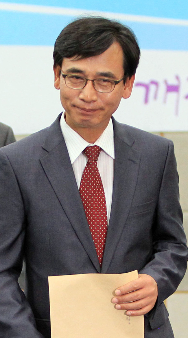 류시민(정치인)
Rhyu Si-min, a former congress party co-chairman. (Yonhap News)
Former progressive party co-chairman Rhyu Si-min said Tuesday that he will retire from politics as the country‘s liberals move to recover from last year’s presidential election defeat.
The 54-year-old, who held the post of health and welfare minister under late President Roh Moo-hyun, said via his Twitter account that “he wished to live the life he has always wanted before it is too late.” He hinted at writing a book to recap his political career and draw a blueprint for his future.