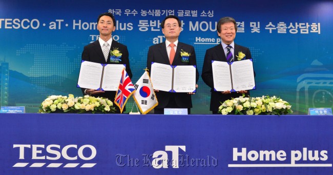 19일 오전 서울 양재동 aT센터에서 홈플러스, 한국농수산물식품유통공사(aT), 테스코가 우리나라 농축수산 식품 해외수출지원에 대한 MOU를 체결하였다. 앞으로 홈플러스와 한국농수산식품유통공사는 전 세계 12개국 테스코 그룹사 매장에 우수한 국내산 농축산식품이 판매되도록 적극 협력해 나갈 계획이다.(좌로부터 Jean Paul Khaou아시아소싱대표, 김재수 한국농수산식품유통공사, 이승한 홈플러스회장)<br />이상섭 기자. babtong@heraldcorp.com 2013.02.19
19일 오전 서울 양재동 aT센터에서 홈플러스, 한국농수산물식품유통공사(aT), 테스코가 우리나라 농축수산 식품 해외수출지원에 대한 MOU를 체결하였다. 앞으로 홈플러스와 한국농수산식품유통공사는 전 세계 12개국 테스코 그룹사 매장에 우수한 국내산 농축산식품이 판매되도록 적극 협력해 나갈 계획이다.(좌로부터 Jean Paul Khaou아시아소싱대표, 김재수 한국농수산식품유통공사, 이승한 홈플러스회장)
이상섭 기자. babtong@heraldcorp.com 2013.02.19