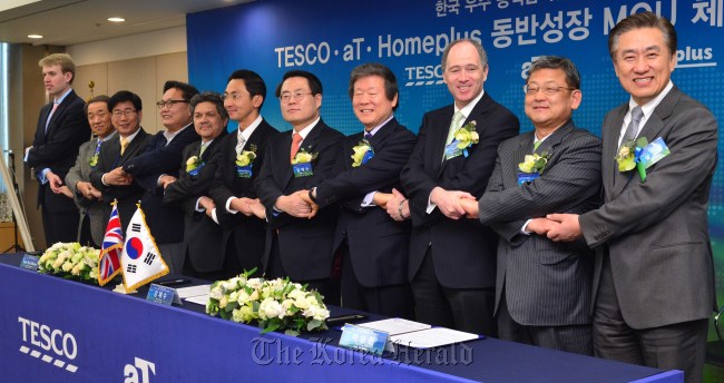 19일 오전 서울 양재동 aT센터에서 홈플러스, 한국농수산물식품유통공사(aT), 테스코가 우리나라 농축수산 식품 해외수출지원에 대한 MOU를 체결하였다. 앞으로 홈플러스와 한국농수산식품유통공사는 전 세계 12개국 테스코 그룹사 매장에 우수한 국내산 농축산식품이 판매되도록 적극 협력해 나갈 계획이다.<br />이상섭 기자. babtong@heraldcorp.com 2013.02.19
19일 오전 서울 양재동 aT센터에서 홈플러스, 한국농수산물식품유통공사(aT), 테스코가 우리나라 농축수산 식품 해외수출지원에 대한 MOU를 체결하였다. 앞으로 홈플러스와 한국농수산식품유통공사는 전 세계 12개국 테스코 그룹사 매장에 우수한 국내산 농축산식품이 판매되도록 적극 협력해 나갈 계획이다.
이상섭 기자. babtong@heraldcorp.com 2013.02.19