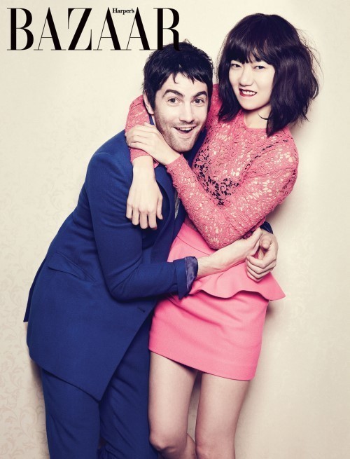 배두나와 짐 스터게스. 사진=바자
짐스터게스(좌측/Jim Sturgess./영화배우),배두나(배우)
배두나스터게스가 몇 주 전 캘리포니아의 베니스 해변가에서 팔짱을 끼고 걸어가는 모습이 사진에 포착됐다.
둘은 지난 해 12월에 개봉한 영화 ‘클라우드 아틀라스’ 속에서 틸다와 아담으로 함께 연인으로 호흡을 맞춘 경험이 있다.와 ‘클라우드 아틀라스’의 짐 스터게스 열애설이 또 다시 불거졌다