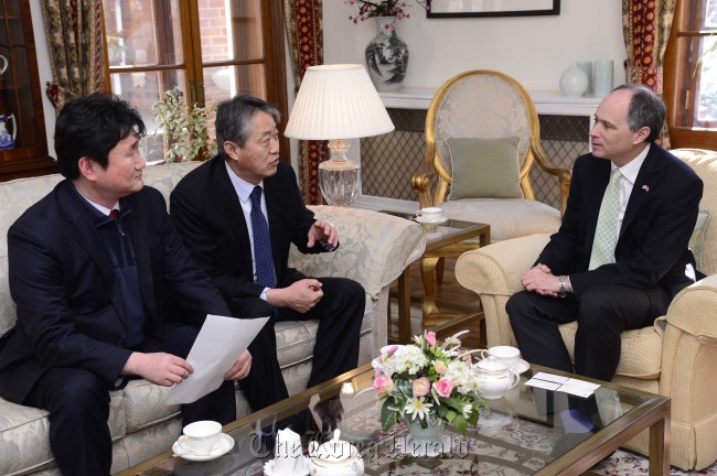 Seoul National University of Education president Shin Hang-kyun (center) speaks with British Ambassador to Korea Scott Wightman (right) during the opening of an award ceremony for the SKEC English Contest at the British Embassy in Seoul on Tuesday.   Park Hae-mook/The Korea Herald