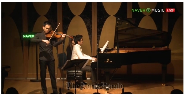 Violist Richard Yongjae O’Neill and pianist Lim Dong-hyek perform at the NHN headquarters in Gyeonggi Province on Dec. 12. The concert was streamed live through Naver.com’s music section.
Courtesy of Naver