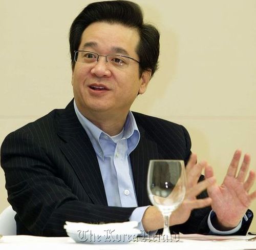 이재현(기업인/CJ그룹회장)
Chairman Lee Jay-hyun
CJ Group, the nation’s leading food and entertainment conglomerate, will spend 3.2 trillion ($3 billion) this year on research and development, as well as on manufacturing expansion, officials said Tuesday.