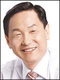 김상곤(교육감)
경기도교육청(교육감 김상곤·사진)은 일선 학교의 계좌조회가 가능한 사이버 감사시스템 도입, EFT(전자자금이체) 시스템 사용 의무화 등 회계사고 방지를 위한 ‘학교회계 업무처리방식 개선계획’을 오는 3월부터 순차적으로 시행한다고 19일 밝혔다.