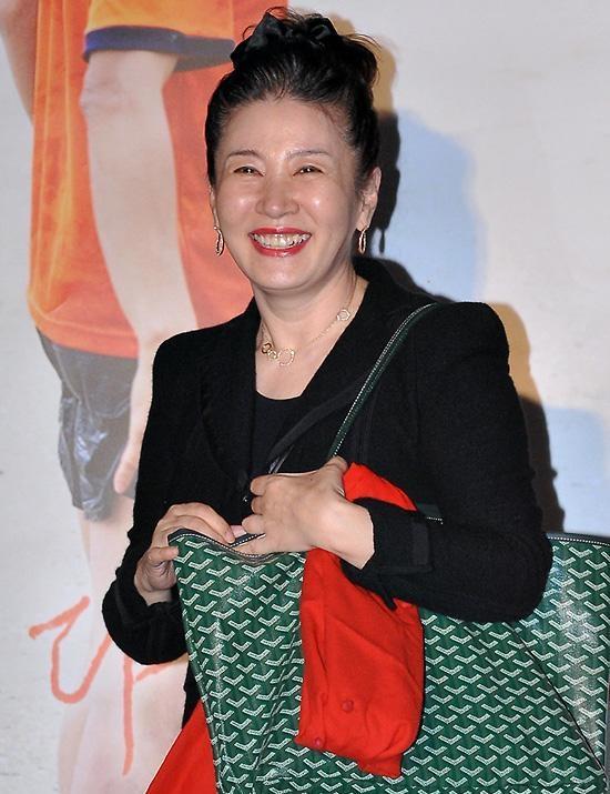 김자옥(배우)
배우 김자옥이 홍상수 감독의 영화에 출연한 것에 대해 만족감을 표했다. 김자옥은 2월 19일 오후 2시 CGV 왕십리점에서 열린 영화 ‘누구의 딸도 아닌 해원’(감독 홍상수) 언론 및 배급시사회에 참석해 “감독님의 따뜻함 덕분에 몸이 안좋았는데도 불구, 몇 신 안되는 3일 촬영동안 너무 좋았다”고 밝혔다.