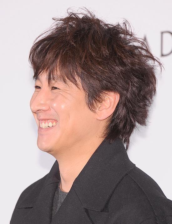 이선균(배우)
이선균이 홍상수 감독의 영화에 다시 출연하고 싶다는 바람을 전했다.
이선균은 2월 19일 오후 2시 CGV 왕십리점에서 열린 영화 ‘누구의 딸도 아닌 해원’(감독 홍상수) 언론 및 배급시사회에 참석해 “홍상수 감독님의 영화를 촬영할 때마다 상업영화나 드라마 촬영에서 느끼지 못하는 기분 좋은 기운 덕분에 환기되는 느낌이다”며 “다음에도 또 촬영하고 싶다”고 말했다.