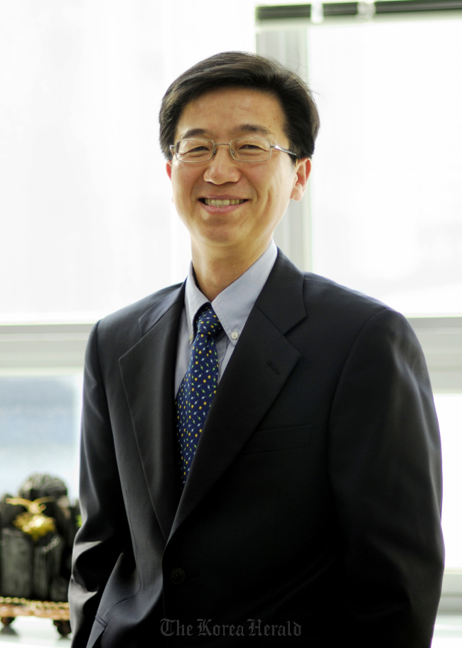 박성욱(기업인/SK하이닉스부사장)
SK Hynix appointed its R&D chief Park Sung-wook as its new CEO, replacing Kwon Oh-chul, company officials said Tuesday.