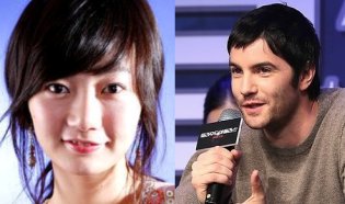 배두나와 짐 스터게스 (연합뉴스)
배두나(좌측/배우),짐스터게스(Jim Sturgess./영화배우)
배두나스터게스가 몇 주 전 캘리포니아의 베니스 해변가에서 팔짱을 끼고 걸어가는 모습이 사진에 포착됐다.
둘은 지난 해 12월에 개봉한 영화 ‘클라우드 아틀라스’ 속에서 틸다와 아담으로 함께 연인으로 호흡을 맞춘 경험이 있다.와 ‘클라우드 아틀라스’의 짐 스터게스 열애설이 또 다시 불거졌다.