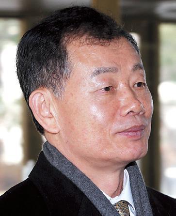 김병관(전육군)
A series of graft and tax evasion allegations is casting a cloud
over the appointment of Kim Byung-kwan.
Kim, 65, is a former deputy commander of the South Korea-U.S. Combined Forces Command known for his mastery of Sun Tzu’s “The Art of War” and pursuit of studies in military strategies throughout his 40-year career