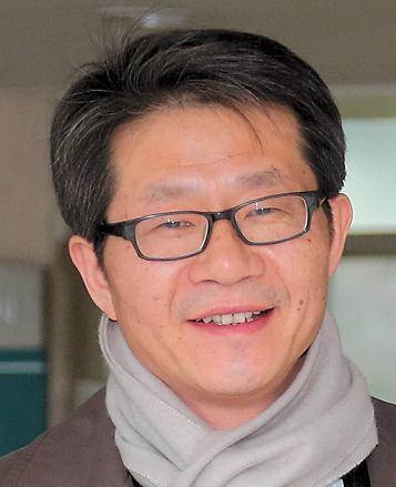 류길재(교수)
A professor at Seoul’s University of North Korean Studies, Ryoo Kihl-jae has stressed the need to build trust between the two Koreas through dialogue and personnel exchanges in line with Park’s trust initiative.
