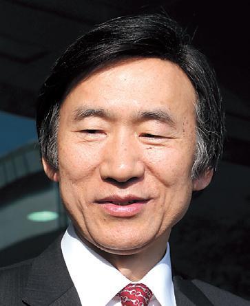 윤병세(전외무공무원)
Meticulousness, stability and overtime work seem to be a few keywords to sum up the style of Yun Byung-se.
The 60-year-old former career diplomat is believed to have the best understanding of Park’s policy directions for North Korea and other foreign affairs and security issues.