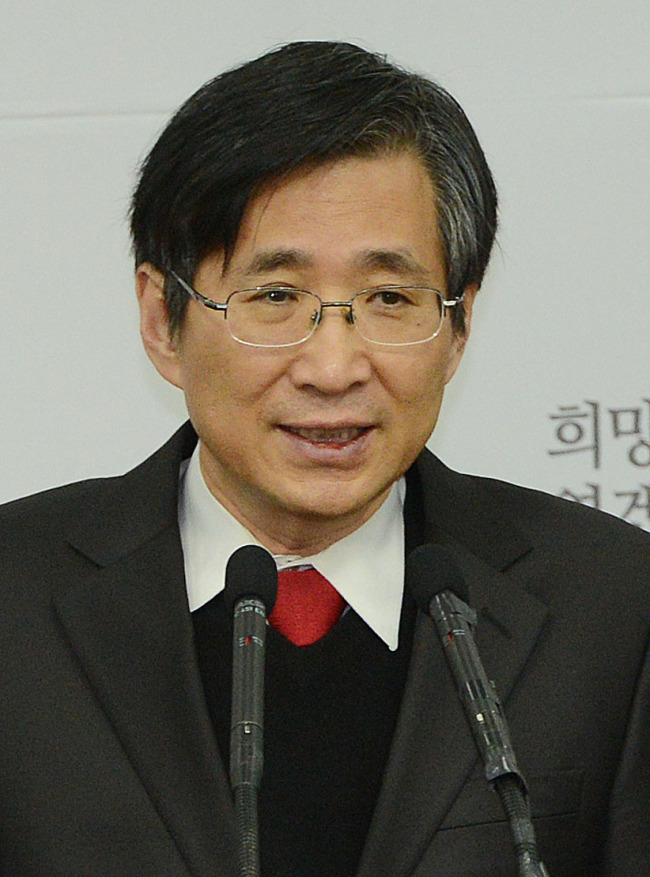 조원동(연구인)
Cho Won-dong, president of the state-run Korea Institute of Public Finance, has been chosen as the senior secretary for economic affairs for the incoming government of President-elect Park Geun-hye.
Park’s transition team said Tuesday that Cho previously served as an assistant deputy minister for the Ministry of Strategy and Finance, and also worked for the Prime Minister’s Office.