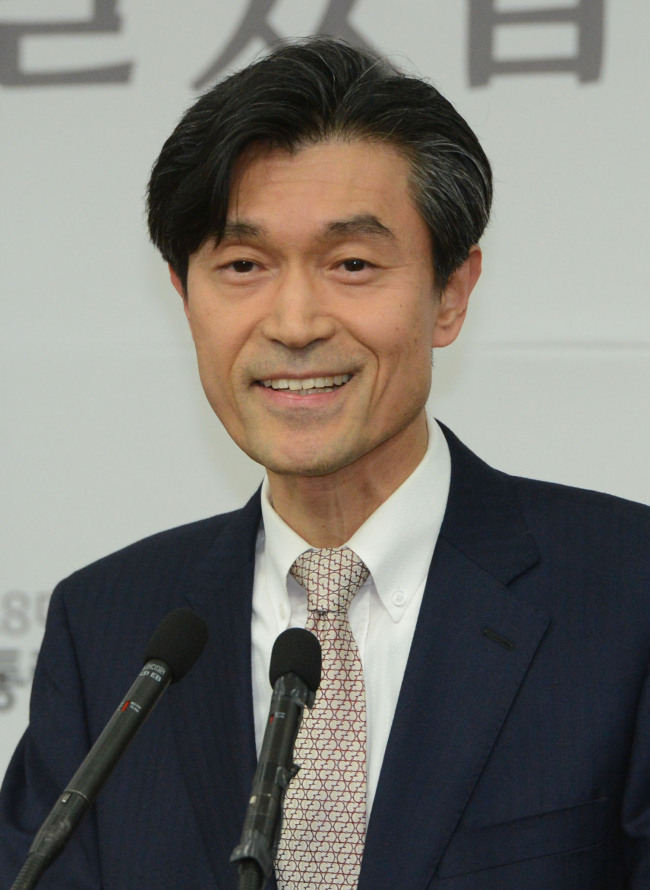 모철민(예술인/예술의전당사장)
Mo, 55, a former vice minister of culture, sports and tourism, is an expert in cultural administration with more than 20 years of experience.
A native of Seoul, Mo began his career as a government official after passing the administrative exam in 1981.